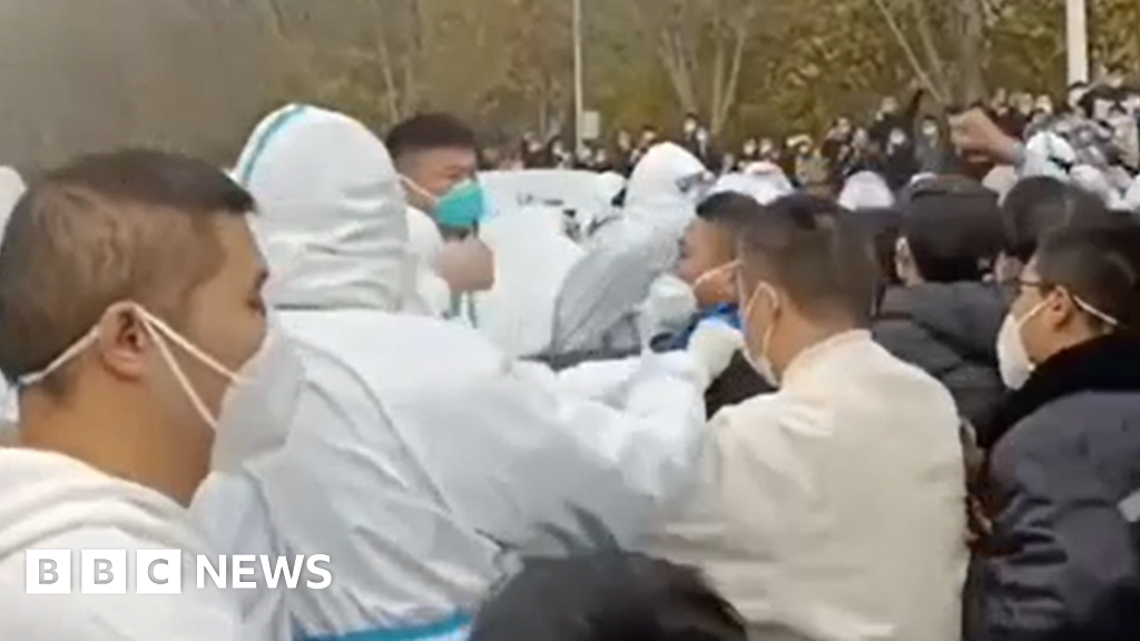 China Covid: Angry protests at giant iPhone factory in Zhengzhou