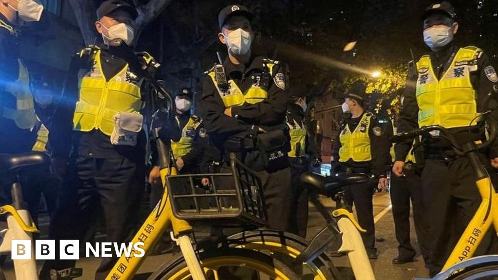 China Covid: Police clamp down after days of protests