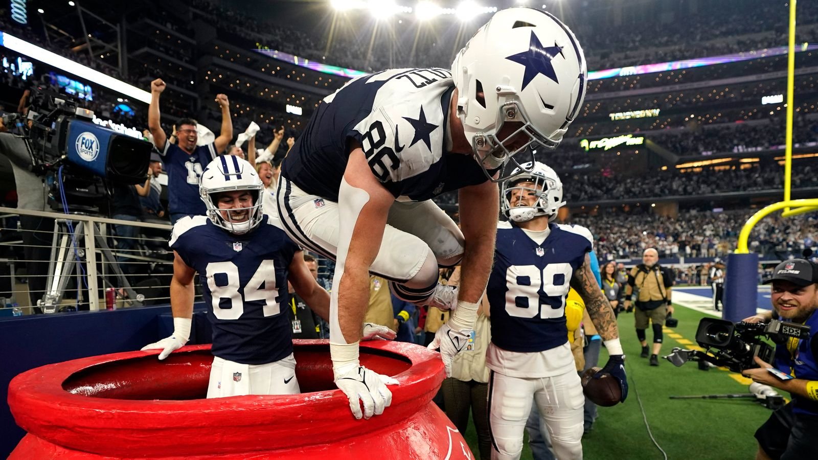 New York Giants 20-28 Dallas Cowboys: Dalton Shultz scores two touchdowns, Micah Parsons records two sacks as Cowboys beat Giants on Thanksgiving