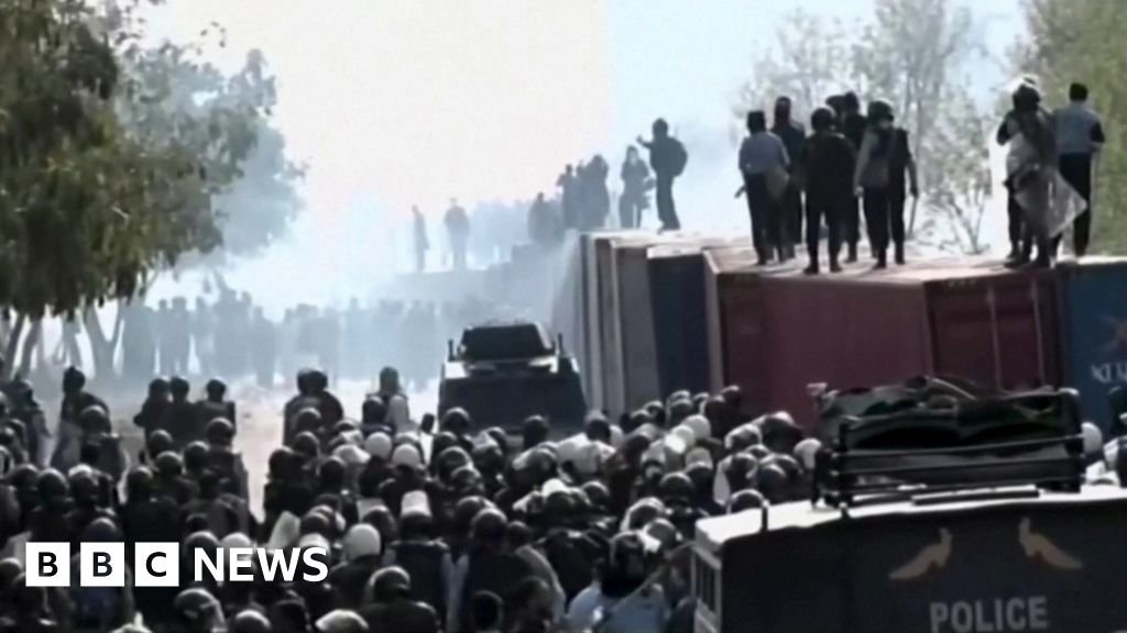 Pakistan: Imran Khan supporters clash with police outside court