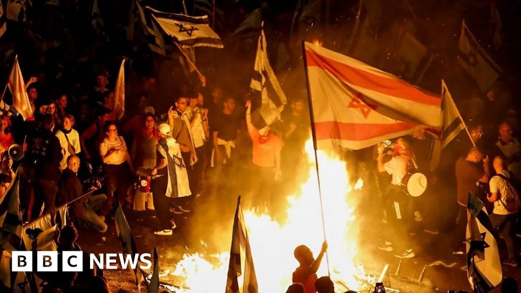 Water cannon strike down protesters in Israel