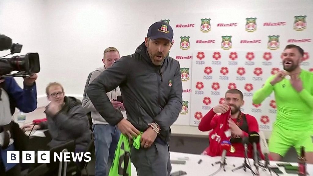 Reynolds gatecrashes post-match presser for player's shirt