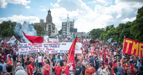 Uruguayan workers strike against Government's pension reform proposal approved by Parliament
