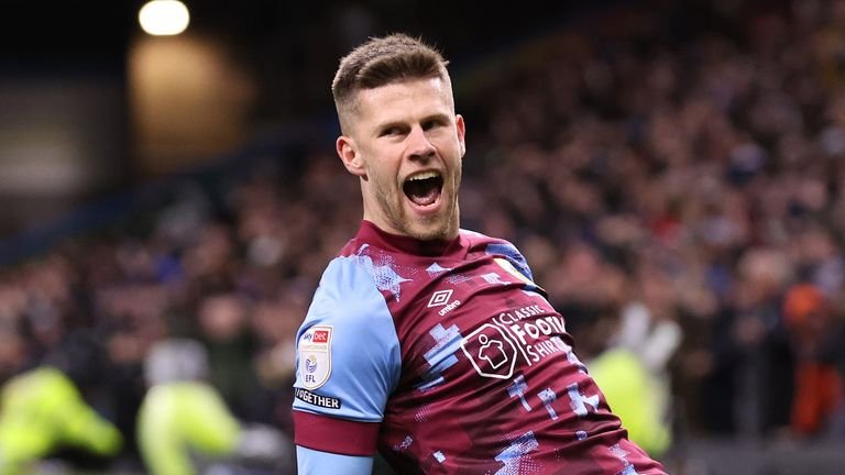 Burnley 2-0 Sheffield United: Clarets edge closer to title after seeing off 10-man Blades