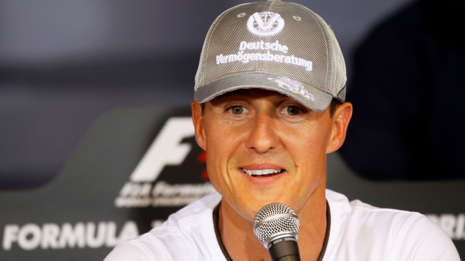 Michael Schumacher: German magazine Die Aktuelle sacks editor and apologises to Schumacher family