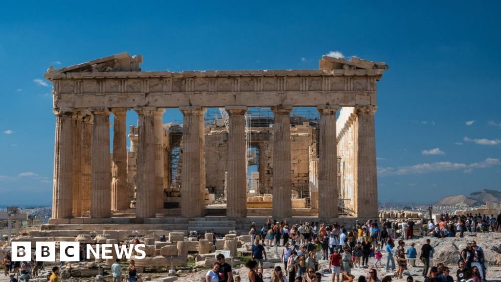 Greece recovers hundreds of stolen artefacts