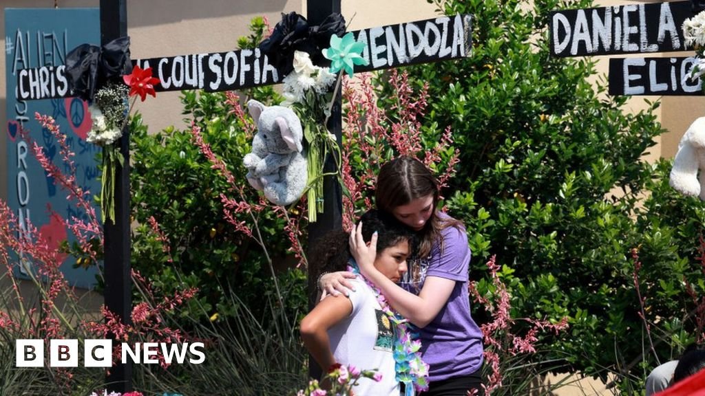 Texas mall shooting: 'Neo-Nazi' Texas gunman opened fire at random - police
