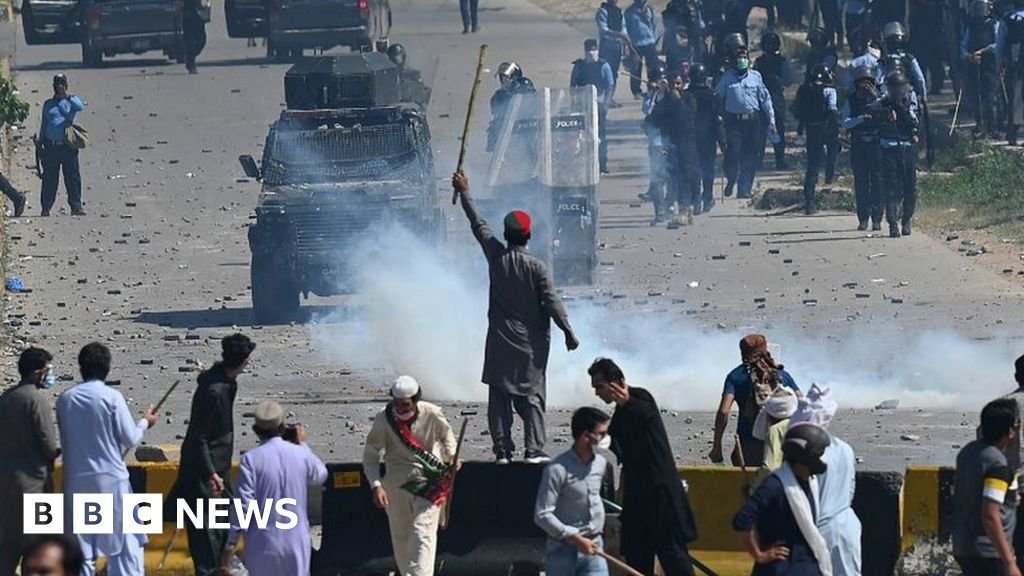 Imran Khan: Pakistan arrests hundreds as former PM charged with corruption