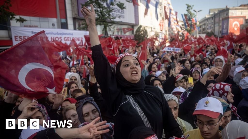 Turkish election: Erdogan and Kemal Kilicdaroglu clash in desperate race for votes