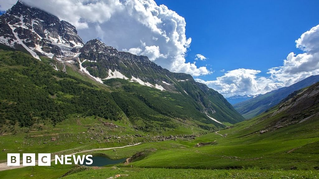Pakistan avalanche kills 11 people from nomadic tribe