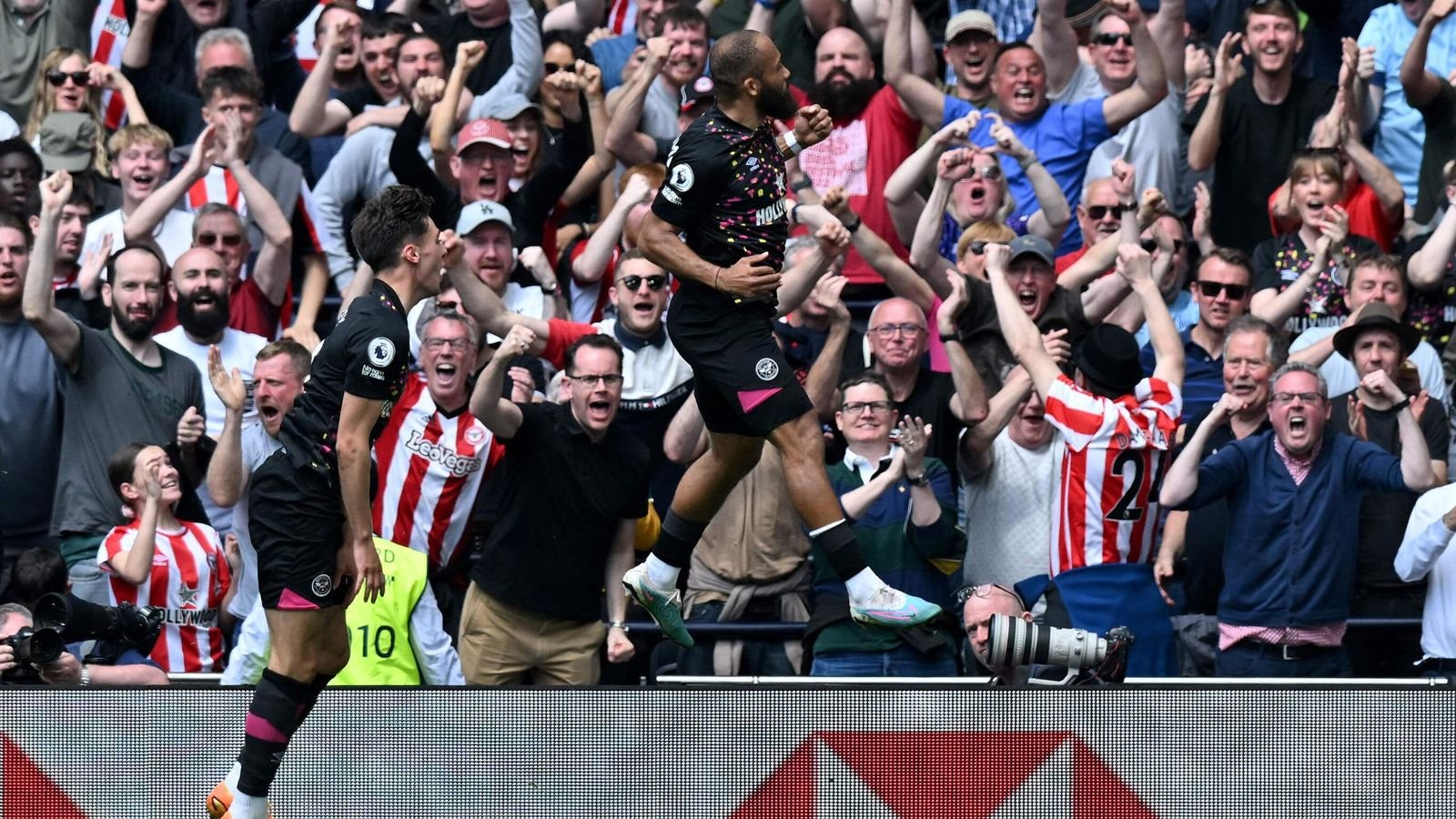 Bryan Mbeumo (C) celebrates after scoring the equalising goal