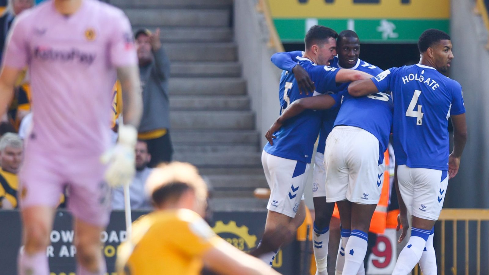 Late Mina equaliser gives Everton fighting chance of PL survival