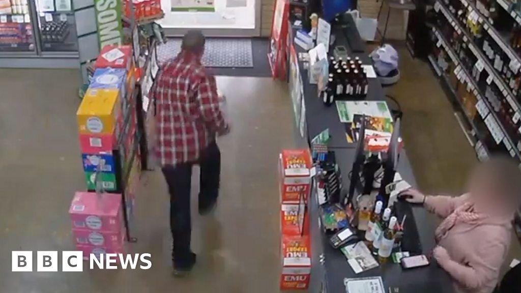 Watch moment thief gives up on liquor store robbery
