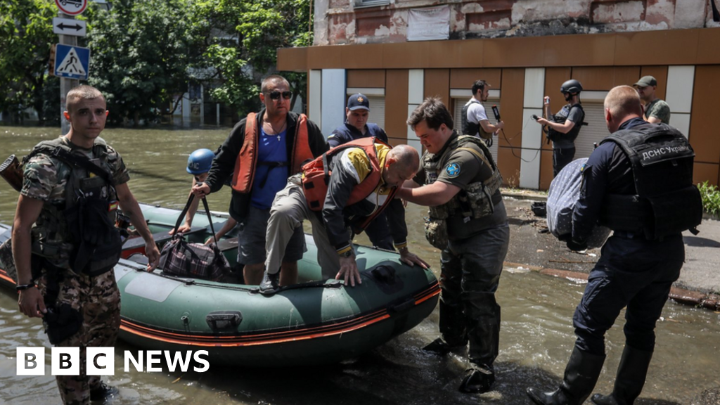 Ukraine dam: Thousands flee as floods submerge Kherson and nearby towns