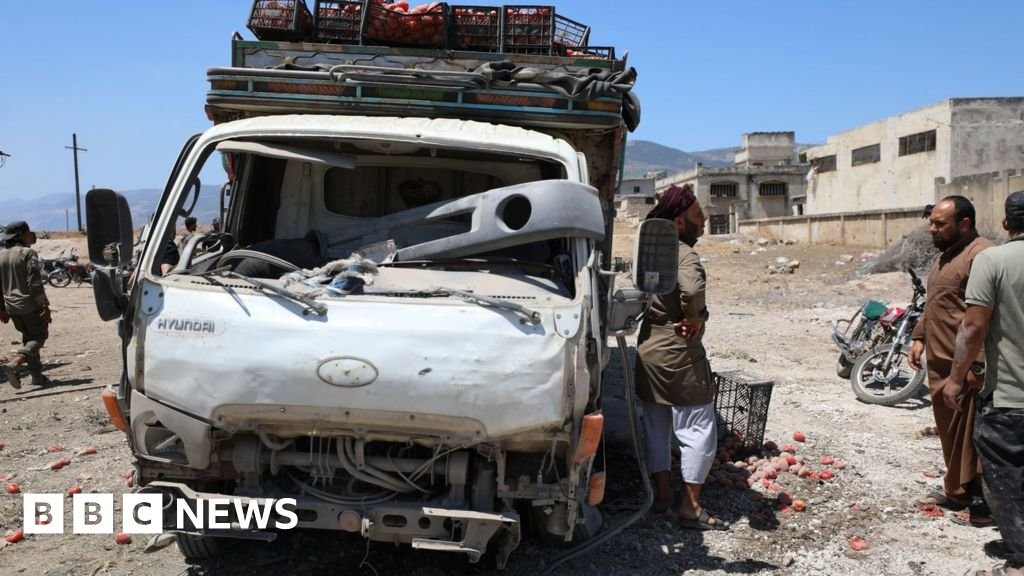Syria war: Nine killed as Russia air strike hits Idlib market