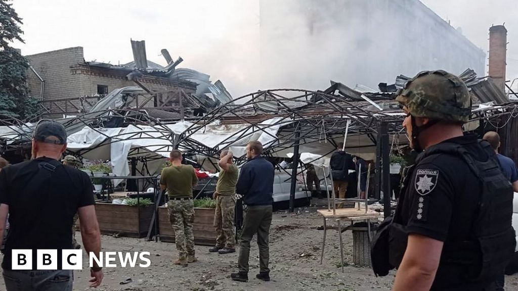 Kramatorsk: Russian missile strike hits restaurants in Ukrainian city