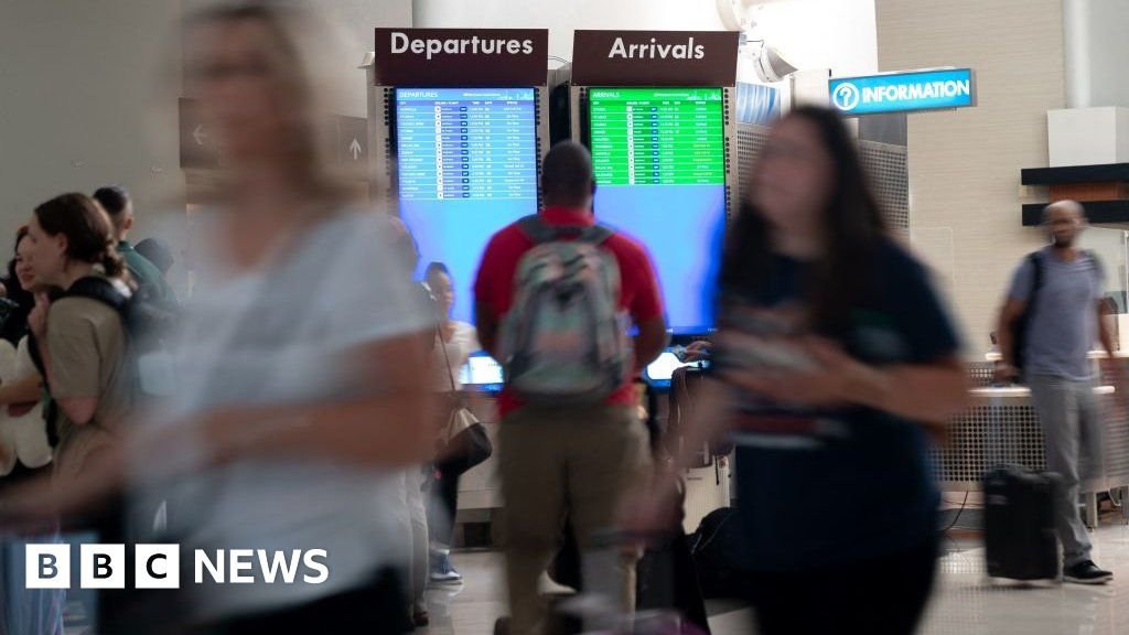 Fourth of July air travel delays as hundreds of flights cancelled