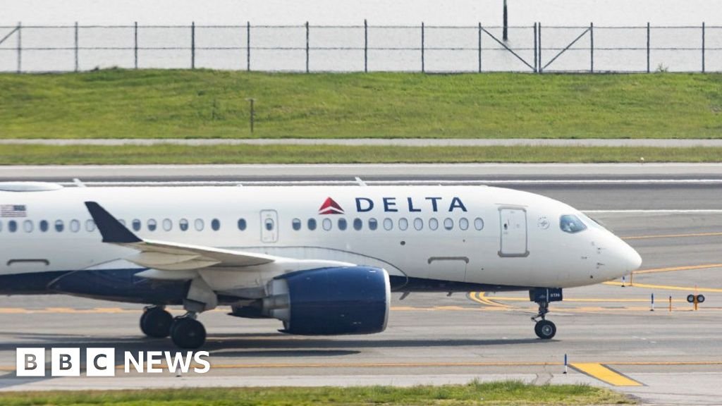 US investigates Delta over plane stuck on tarmac in extreme heat