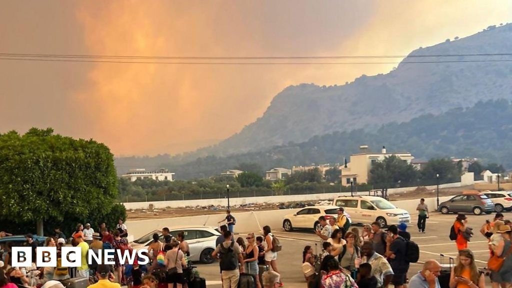 Wildfires force tourists in Rhodes to leave hotels