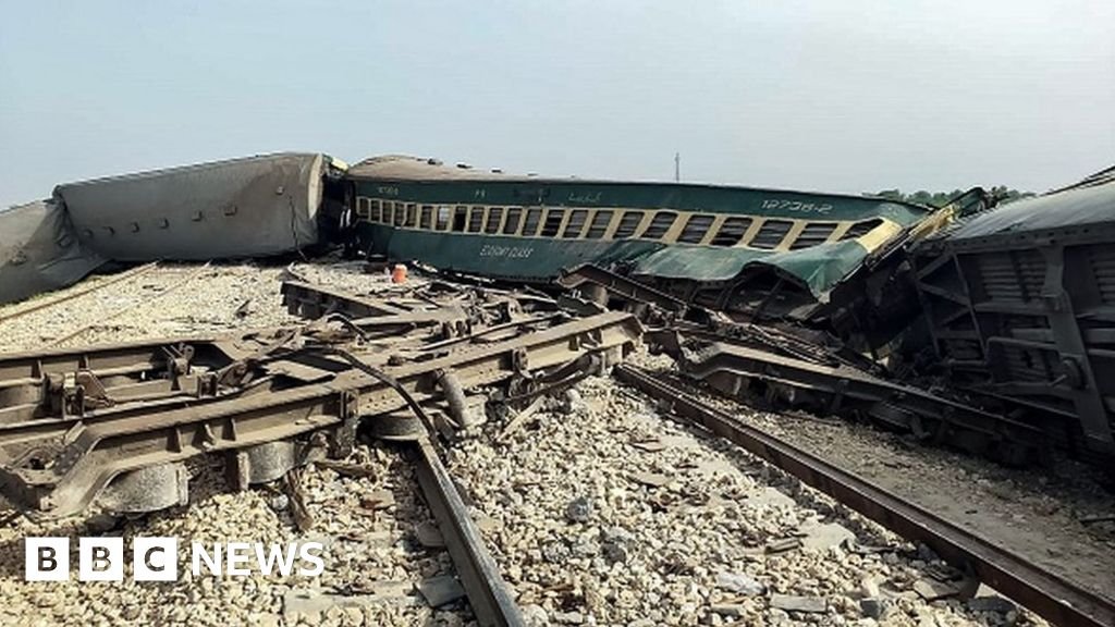 Pakistan passenger train derails killing 19
